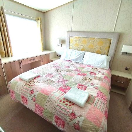 Sand Le Mere Holiday Village Caravan Hire Tunstall  Exterior foto
